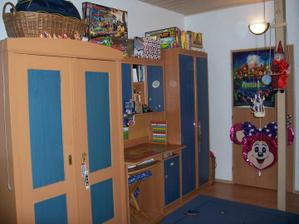 Za dveřmi u zdi vznikl ideální prostor na schování Vojtíkových měčů, florbalové hole a dalších pokladů.