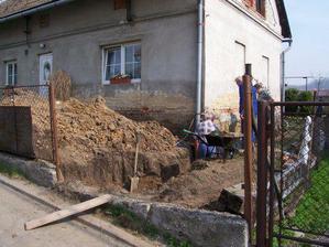 V dubnu 2006 kopeme kanalizaci a ekodrenáž