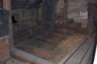 Manžel musel vybrat všechny staré plevy, které sloužily jako tepelná izolace.