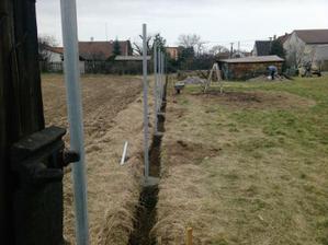 takhle jsme zabetonovali sloupky na plot