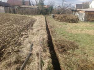 tak to jsme si mákli 40m dlouhé a 35cm hluboké