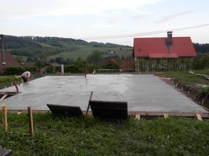 19.5.2014 konečně hotovo!!! A jsme z tý země venku!!!!! 21 kubíků betonu...