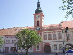 ... tu bola svadba... barokova radnica v Rakovniku.Ruzova ako moja svadba...