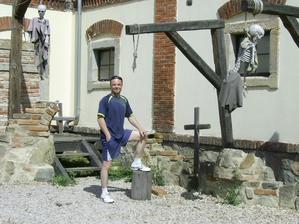 Před středověkou krčmou