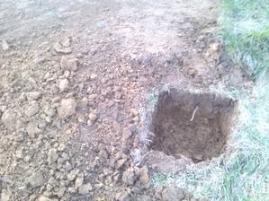 jama na betonovy pilier v zemi