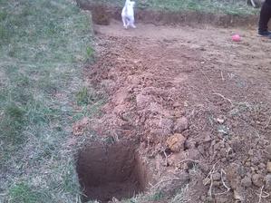 jama na betonovy pilier v zemi