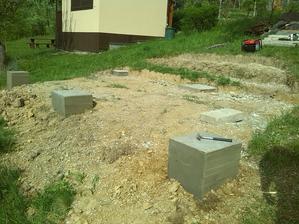 betonove piliere v zemi