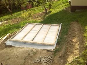 vrchna strana podlahy , tu pojde este polistiren, vata, drevotrieskova doska, hydroizolacny nater a linoleum