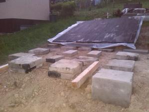 medzi piliermi este betonove kocky