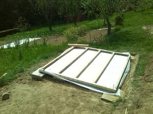 podlaha je prichytena zavitovimi tycami do rohovych betonovych pilierov na chemicku kotvu