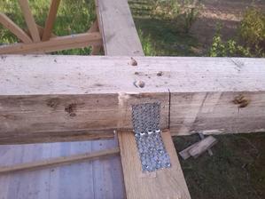 kazda krokva je prichytena tromi turbo srubami a s oboch stran je este ocelove L