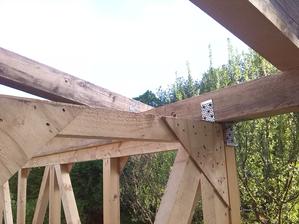 Detail uchytenia pomurnice, zvrchu sruby do konstrukcie a s kazdej strany ocelove L