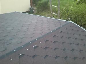 hreben podlepeny asfaltovou paskou a tmelom