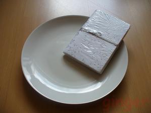Další úlovky z IKEA - talíř na podpisy hostů - zatím ještě bez obrázku a (asi) svatební kniha:-)