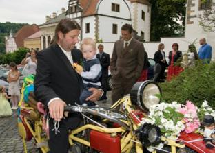 Na tomto stroji mi přivezli ženicha