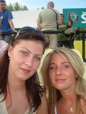 ... s mojou najlepsou kamaratkou, ktora mi pojde za svedka :) je to veeelmi pekna brunetka, co poviete?