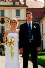 To je zrada, tihle novomanželé si vybrali stejný zámek, stejné prstýnky (viz předchozí foto) a nevěsta stejný účes :-)