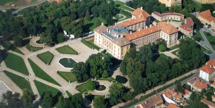 Tady bude obřad, v zámeckém parku ve Slavkově u Brna