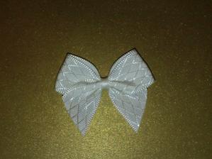 4.5x4cm a se samolepkou - zadny spendliky :)