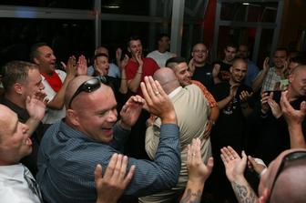 chlapci vytacaju zenicha