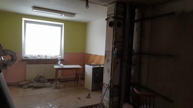 Pôvodná kuchyňa, vstup do kuchyne cez obývaciu izbu