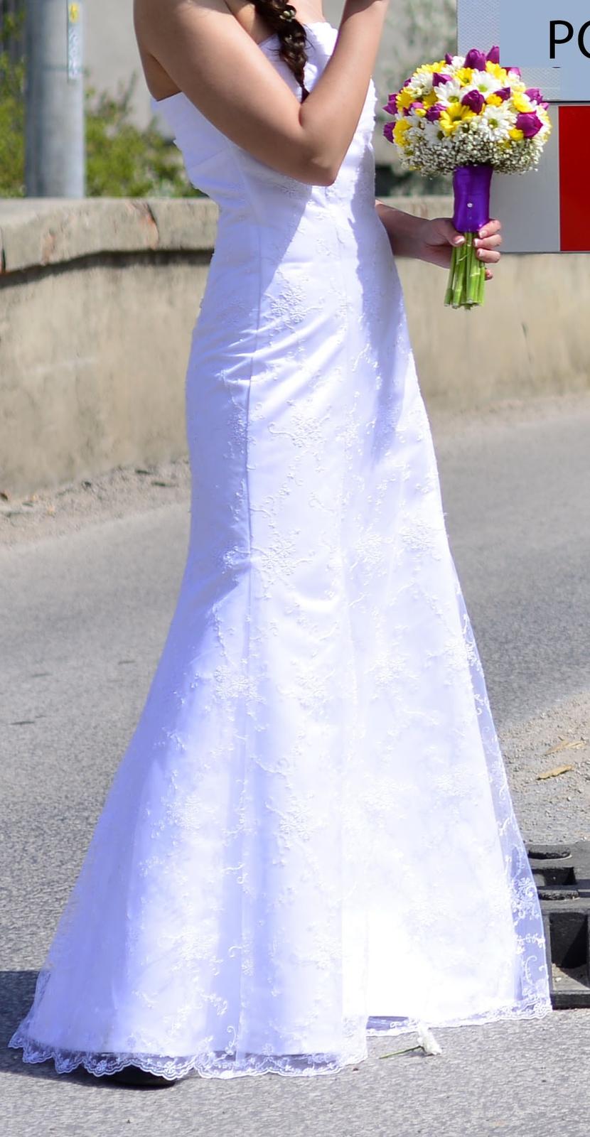 Krajkové svadobné šaty - Obrázok č. 1