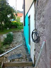 ešte na začiatku drenážka a obkopanie odizolovanie základov.