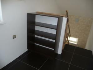 knižnička postavená, soklík pôjde nakoniec preč