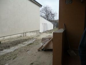 vjazd do dvora - PRED