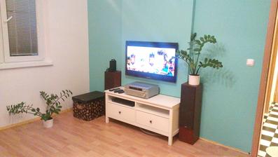 TV uz zabudovana, nabytok sa este bude riesit....