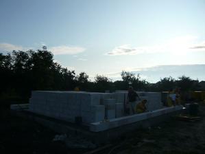 23.8.2009 7.00 prišli majstri stavať múry prízemia