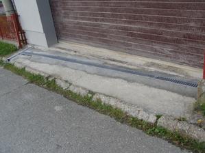 a vložiť odvodňovací kanálik :)