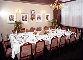 hotelová restaurace, kde si budeme pochutnávat na obědě a dortech a vůbec všem, co k tomu patří...