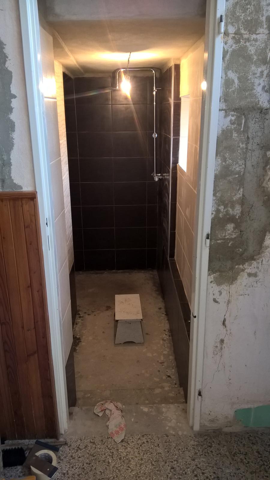 Koupelna místo sklepa - hotový obklad