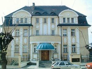 Ale uz vime, ze ten nas den poradne zajime a hlavne ZAPIJEME v hotelu Roosevelt, kde budeme i ubytovany.