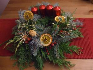 môj prvý Adventný veniec, kt. som kedy vyrobila... preto je aj tak "moderne" strapatý... :D