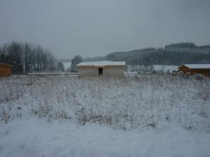 Z vršku - od lesa - vchod