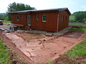 V tomhle rohu bude garáž, pěkně schovaná za baráčkem