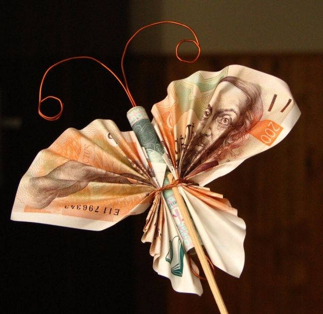 Originálně zabalené peníze jako dárek - motýl