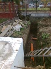 umiestnena bude nad kanalizaciou.V tej hlbke cca 1,6m je uz iba cisto strk takze by sa mala rychlo tratit