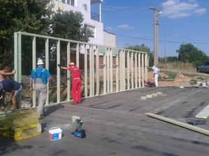 ...robotníci prišli o 10.00hod,o 14.00hod im doniesli drevo a 15:30 takto stavali prvu stenu:-)...