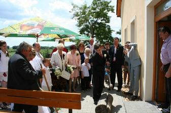 Tenhle špalek pak do rána chlapi rozsekali na třísky.
