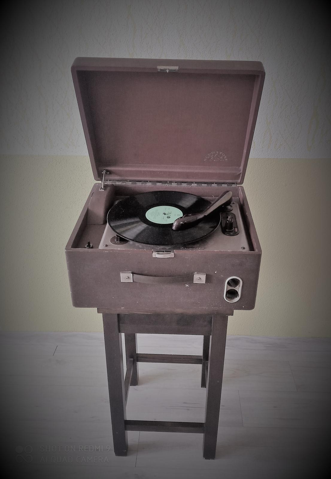 gramofón Supraphon, písací stroj, hoblík, pečatidlo, retiazk - Obrázok č. 2