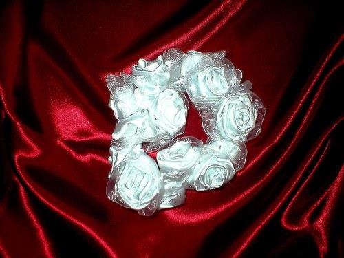 Podvazky na zakázku podle přání - 350 kč Bílý svatební podvazek, je vytvořen ze saténových růží, které jsou ručně šité a zdobené organzou.