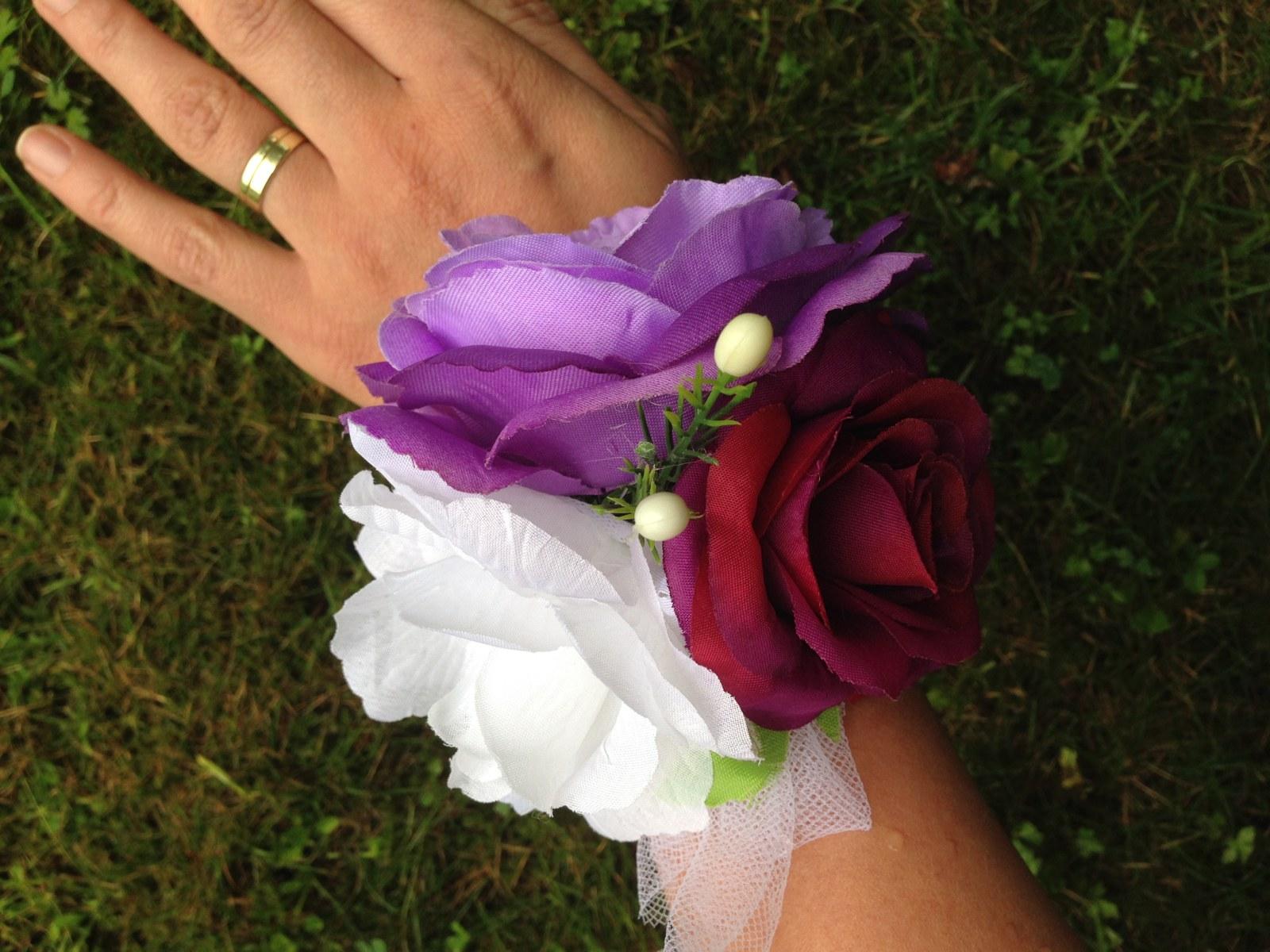 Fialová svatba - Květinový náramek na zakázku
