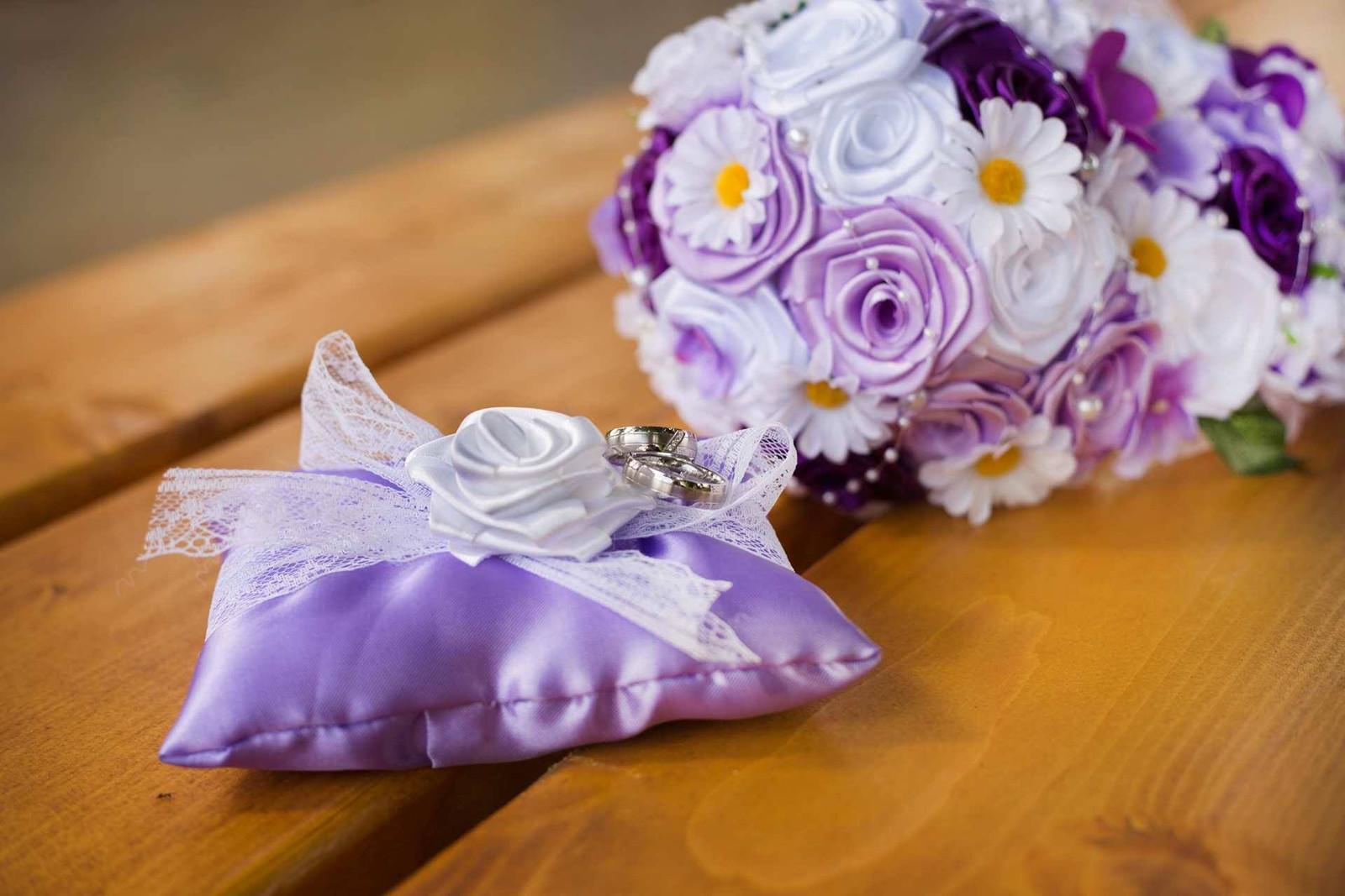 Fialová svatba - textilní kytice a polštářek pod prstýnky na zakázku