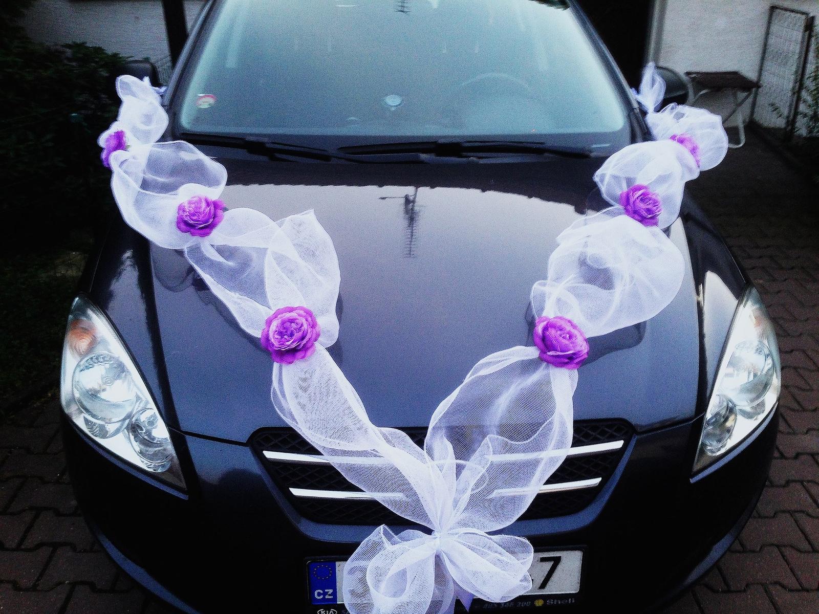 Fialová svatba - Dekorace auta - šerpa s umělými růžemi