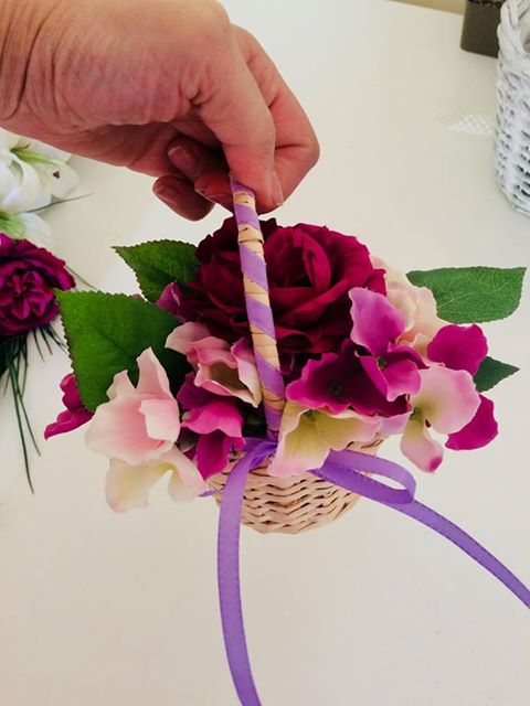 Fialová svatba - košíčky pro družičky s květinami na zakázku