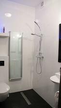 minimalisticke riesenie - tu bola z WC urobena kupelna