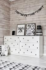 ikea komodu oživým nálepkami na stenu v tvare kvapiek